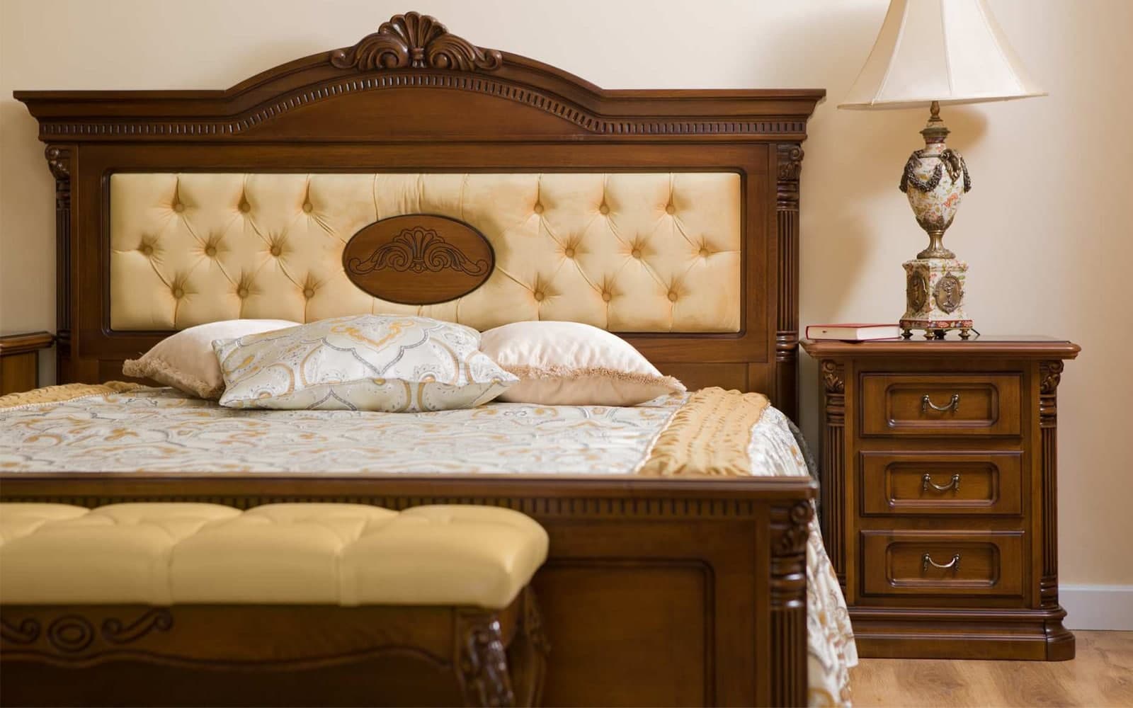 mobilier din lemn masiv