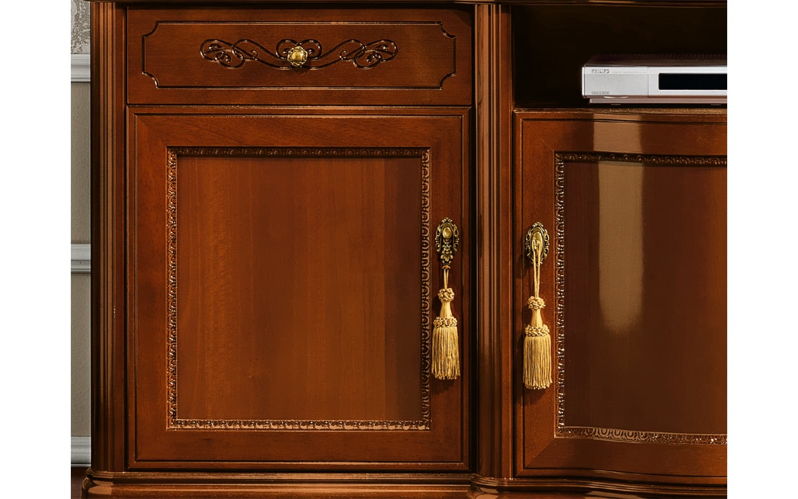 Comodă Bologna TV, Nuc, 188 x 55 x 79 cm din lemn masiv