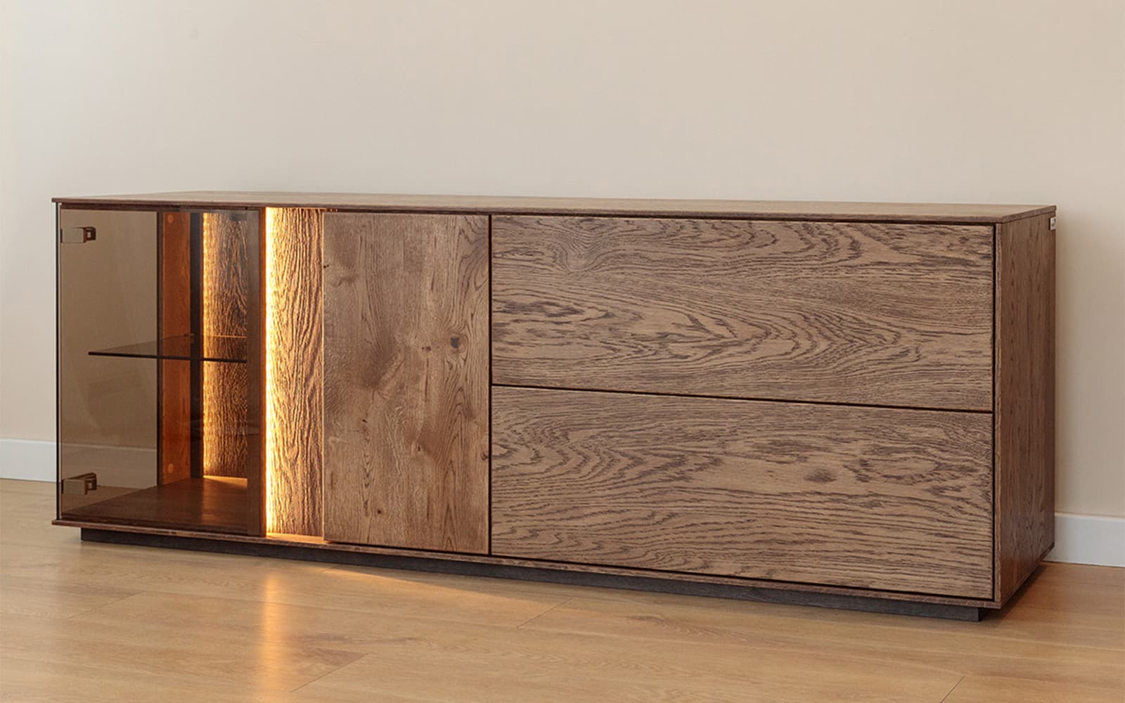 Comodă TV Aurora cu Vitrină, Iluminată, Lemn Masiv Stejar Fumuriu, 165x43.5x60cm