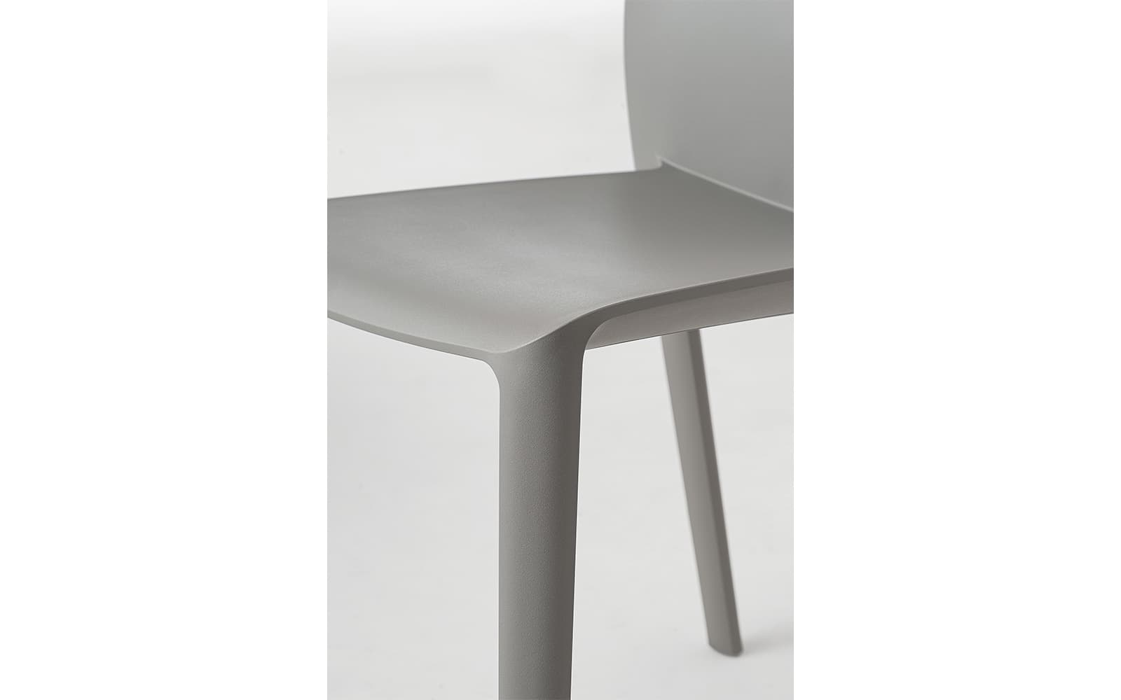 Klia – Scaun monobloc cu 4 picioare si brate