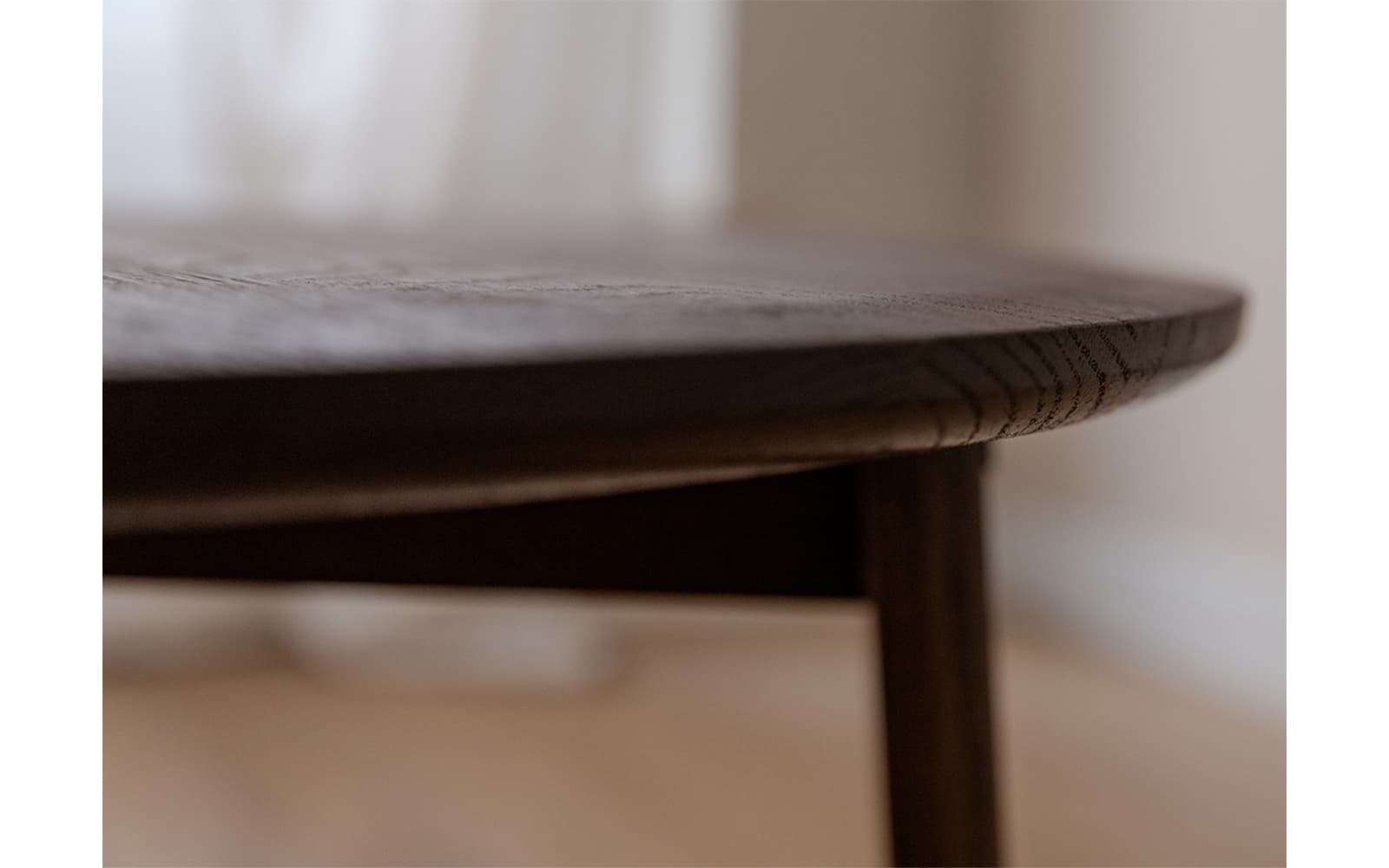 Măsuță rotundă Monte, lemn masiv, finisaj nuc, Ø71×34 cm