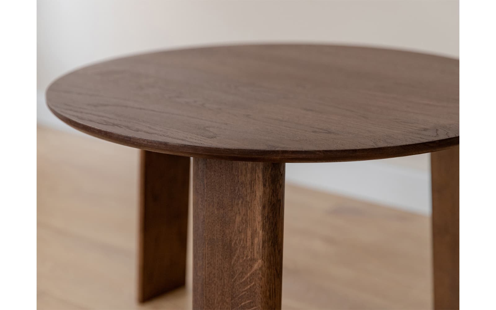 Măsuță rotundă Monte, lemn masiv, finisaj nuc, Ø61×39 cm