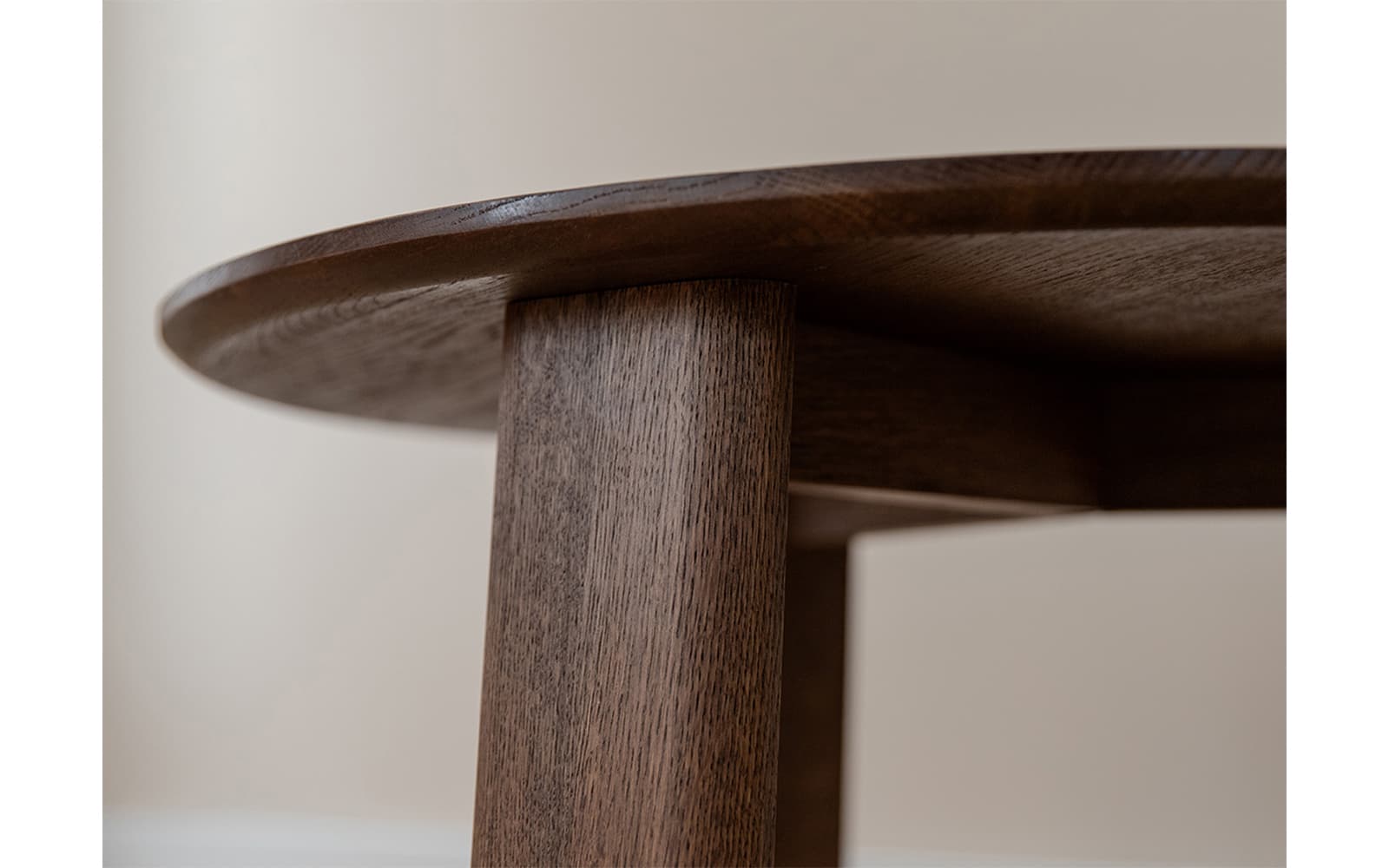 Măsuță rotundă Monte, lemn masiv, finisaj nuc, Ø71×34 cm