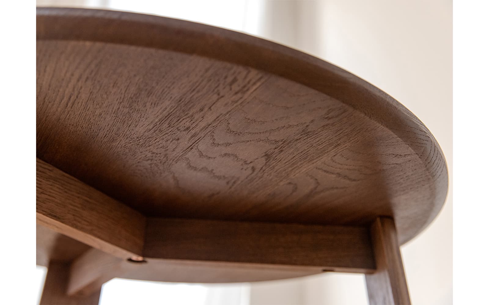 Măsuță rotundă Monte, lemn masiv, finisaj nuc, Ø71×34 cm