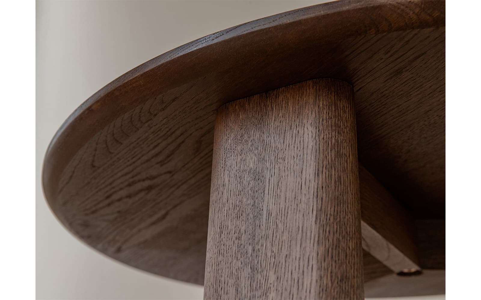 Măsuță rotundă Monte, lemn masiv, finisaj nuc, Ø71×34 cm