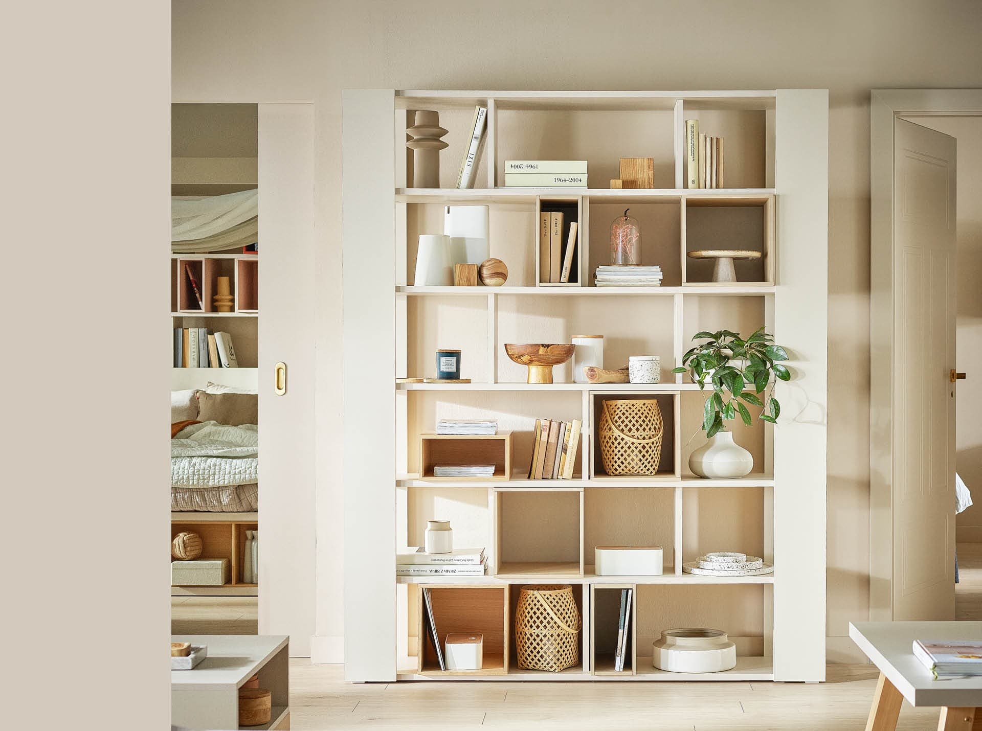 Bibliotecă Vooxy Cream, 168 cm, Bej din lemn masiv