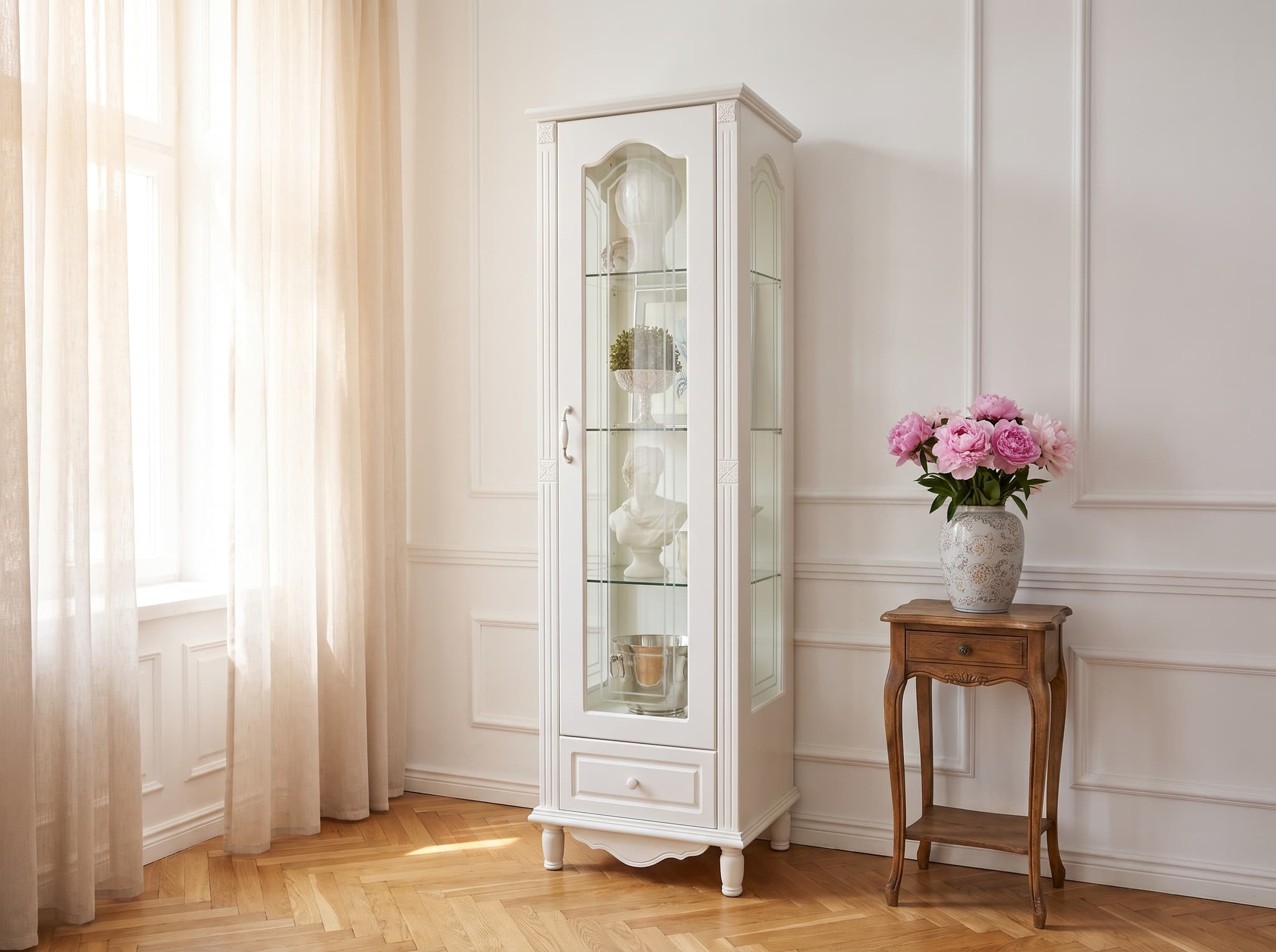 Vitrină Elizabeth într-un living provensal luminos