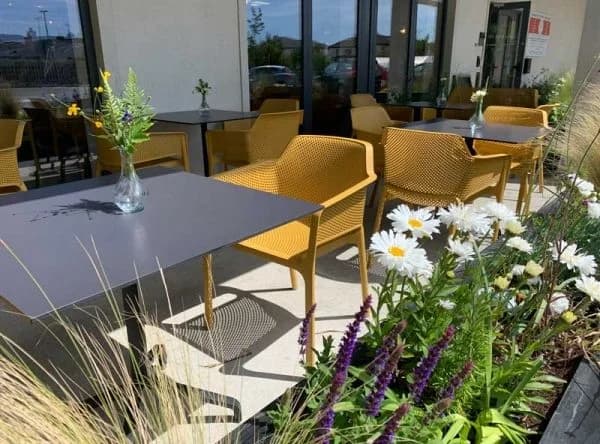Caifèin Cafe — mobilier Nardi, Co. Wexford, Irlanda