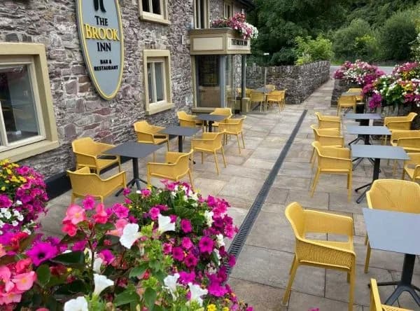 The Brook Inn — mobilier Nardi, Co. Cork, Irlanda