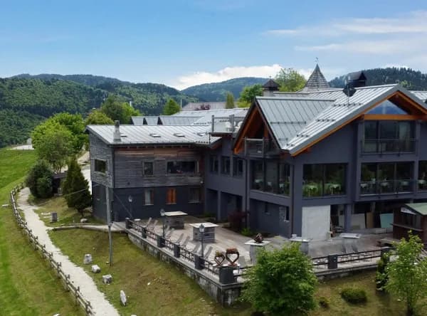 Rifugio Kübelek — mobilier Nardi, Cesuna, Italia